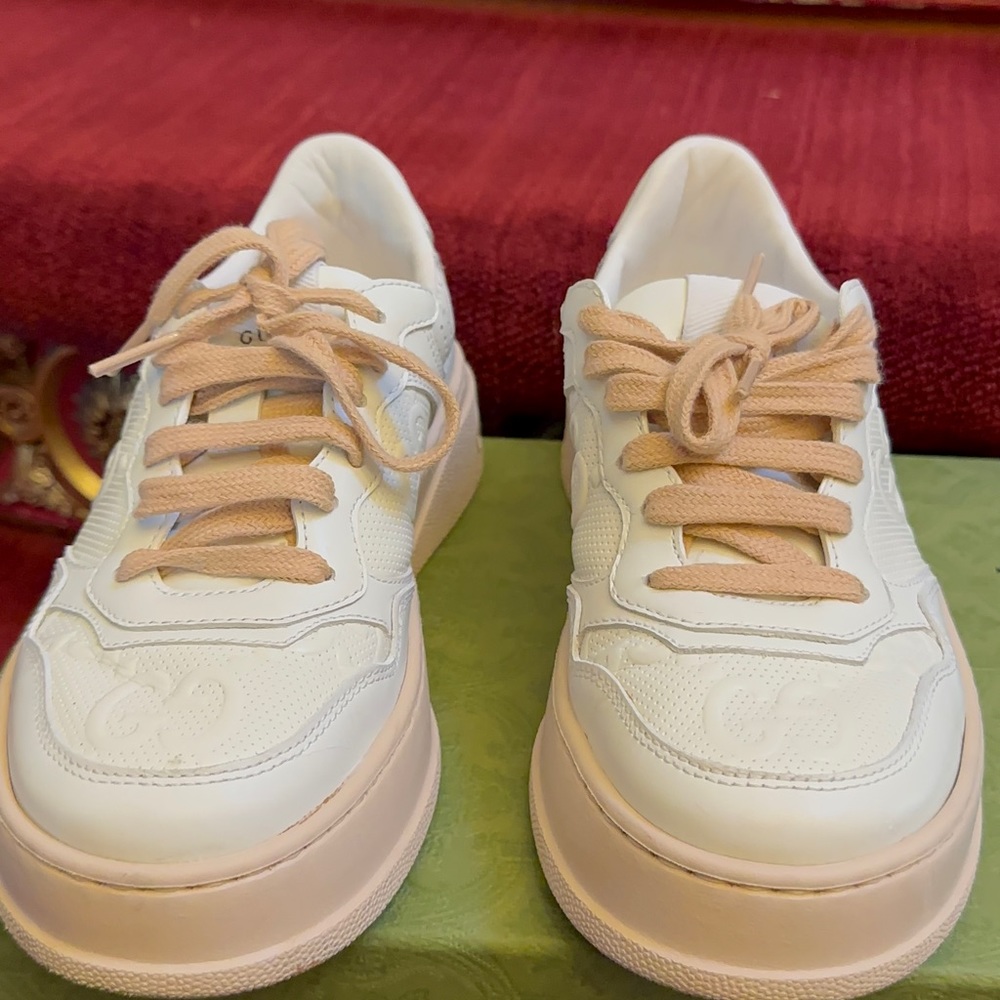 Preloved gucci sneakers.